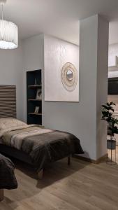 Un dormitorio con una cama y una pared. en Apartment - Dürer Blick, en Mühlhausen