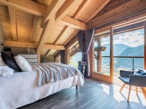 シャテルにあるChalet Familial Spacieux Le Spencer Grand Luxe Châtelのベッドと大きな窓のある寝室 +37枚の写真
