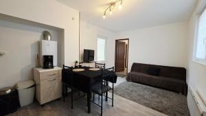Una cocina y una sala de estar con una mesa y un sofá. en Studio Foch 1, en Grand-Fort-Philippe