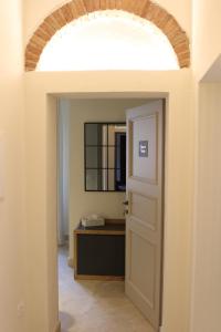 an open door in a room with a mirror at Casa Zarinelli in Castagneto Carducci