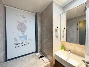 Un baño con un lavabo y una imagen de un cactus. en Yundemeisu, en Changsha 11 fotos más