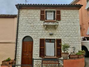 a stone building with a door and a window at Grazioso appartamento con ingresso indipendente - S178 in Sirolo