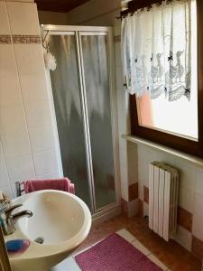 a bathroom with a sink and a shower at Grazioso appartamento con ingresso indipendente - S178 in Sirolo