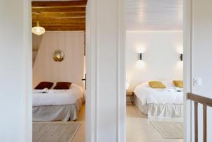 two beds in a room with two beds at Docatange in Boisgasson