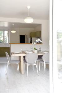 a kitchen with a dining table and chairs in a room at Docatange in Boisgasson