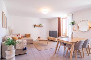 una sala de estar con un sofá y una mesa en Bright and confortable apartment in downtown BLM, en Bormes-les-Mimosas