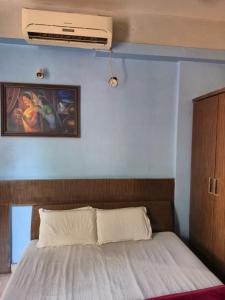 Ένα ή περισσότερα κρεβάτια σε δωμάτιο στο BTQ yogeshwar dham