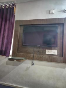 Μια τηλεόραση ή/και κέντρο ψυχαγωγίας στο BTQ yogeshwar dham