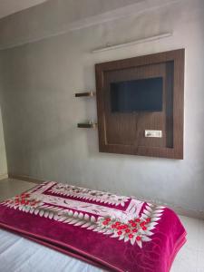 Ένα ή περισσότερα κρεβάτια σε δωμάτιο στο BTQ yogeshwar dham