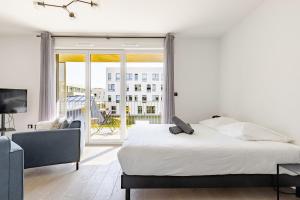 En eller flere senge i et værelse på FIRST Modern Studio/ balcony/ free car park/ 2P