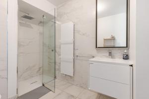 Et badeværelse på FIRST Modern Studio/ balcony/ free car park/ 2P + 17 billeder