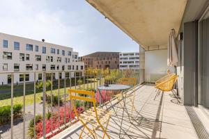 En balkon eller terrasse på FIRST Modern Studio/ balcony/ free car park/ 2P