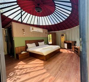 Un dormitorio con una cama en una habitación con techo. en Al Bayan Palms, en Nizwa 32 fotos más
