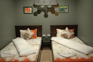 two beds in a small room at Baan Paea Guest House in Ban Ket Ho +56 photos