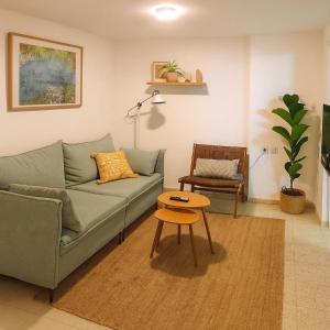 Χώρος καθιστικού στο ממלכת הצפון דירת אירוח על נחל הבניאס