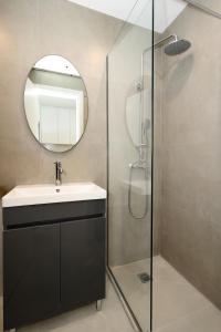 Ένα μπάνιο στο Perdika Residences +86 φωτογραφίες