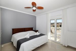 Ένα ή περισσότερα κρεβάτια σε δωμάτιο στο Perdika Residences