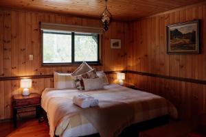 Ένα ή περισσότερα κρεβάτια σε δωμάτιο στο Tuckeroo Cottages & Gardens - Blue Wren & Kookaburra