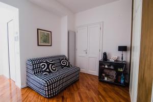 ein Wohnzimmer mit einem schwarz-weißen Sofa in der Unterkunft Agriturismo Le Vigne del Conero in Ancona