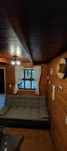 a small room with a couch in a boat at Chale Recanto do Lago in Itu