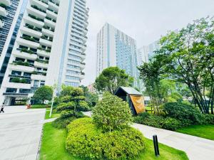 un parque con una tienda de campaña, árboles y edificios en Yundemeisu, en Changsha