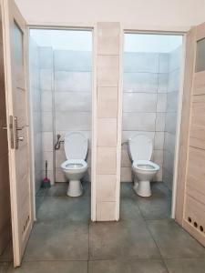 ルブリンにあるmHostel24のバスルームにトイレが2つあり、 +23枚の写真
