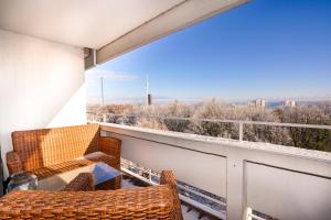 a balcony with wicker chairs and a view of the city at Seerobbe in Hansaland