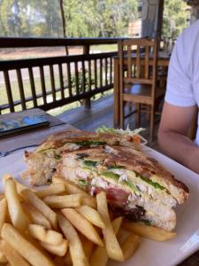 een broodje en frietjes op een bord bij Villa Koki Bonheur Rodrigues in Saint Francois +11 foto's