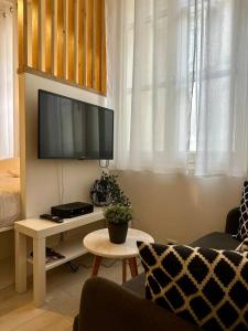 Una televisión o centro de entretenimiento en Le Repos du Tertre
