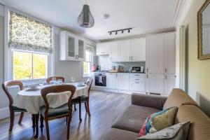 una sala de estar con una mesa y un sofá en Flat 143C Iffley Road by CheckInCheckOut, en Oxford