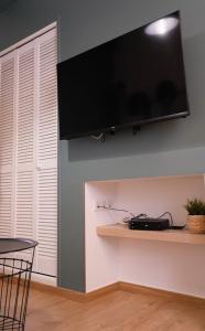 Un televisor de pantalla plana colgado en una pared en Le Tertre Saint-François, en Chartres