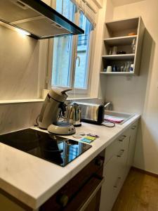 una cocina con una batidora en un mostrador en Le Tertre Saint-François, en Chartres 20 fotos más