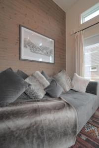 a living room with a couch with pillows at Mountain Cabin with Ski-in Access in Björnrike 