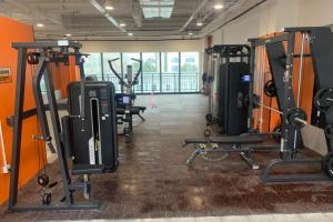 un gimnasio con varias cintas de correr y bicicletas estáticas en Yundemeisu, en Changsha
