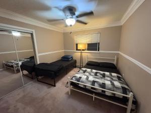 デルタにあるPrivate Room Near Transit, Shopping, High Speed Wi-Fi, Parkingのベッド2台と天井ファン付きの寝室 +7枚の写真