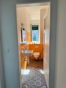 Koupelna v ubytování ZüriZimmer + 47 fotografií