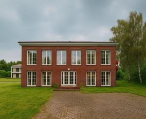ein großes rotes Backsteinhaus mit weißen Fenstern in der Unterkunft Kleine Landvilla in Meuro