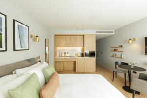 リスボンにあるWilde Aparthotels Lisbon Liberdadeのソファとテーブルのあるリビングルーム