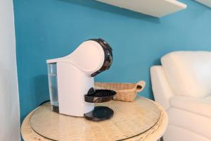 - une cafetière sur une table à côté d'un canapé dans l'établissement Grazia Deledda - Oasis of Relaxation -, à Olbia