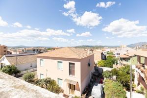une vue d'une ville depuis un bâtiment dans l'établissement Grazia Deledda - Oasis of Relaxation -, à Olbia