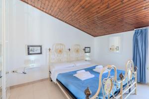 une chambre avec un lit et un plafond en bois dans l'établissement Grazia Deledda - Oasis of Relaxation -, à Olbia
