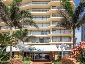 サーファーズ・パラダイスにある18th Floor Ocean Views at Imperial Surf - Hosted by Coastal Letting Co.のヤシの木が前に生えている大きな建物