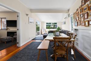Χώρος καθιστικού στο Beautiful Large Central Napier Home
