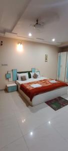a bedroom with a large bed in a room at Hotel Swaagat in Agra