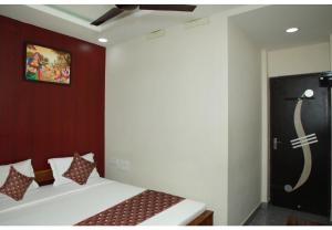 Ένα ή περισσότερα κρεβάτια σε δωμάτιο στο Redfox Service Apartment DLF