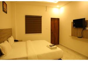 Μια τηλεόραση ή/και κέντρο ψυχαγωγίας στο Redfox Service Apartment DLF