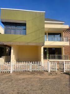 un edificio con una valla delante en The Spaggy family villa, en Accra