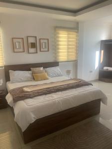 Un dormitorio con una cama grande en una habitación. en The Spaggy family villa, en Accra