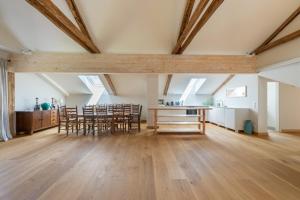 une grande pièce avec parquet et puits de lumière dans l'établissement Luxus Villa mit großem Pool Alleinlage Nähe Graz, à Erbersdorf