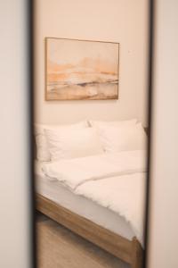 Giường trong phòng chung tại Traveler's Haven Studio - Masdar City